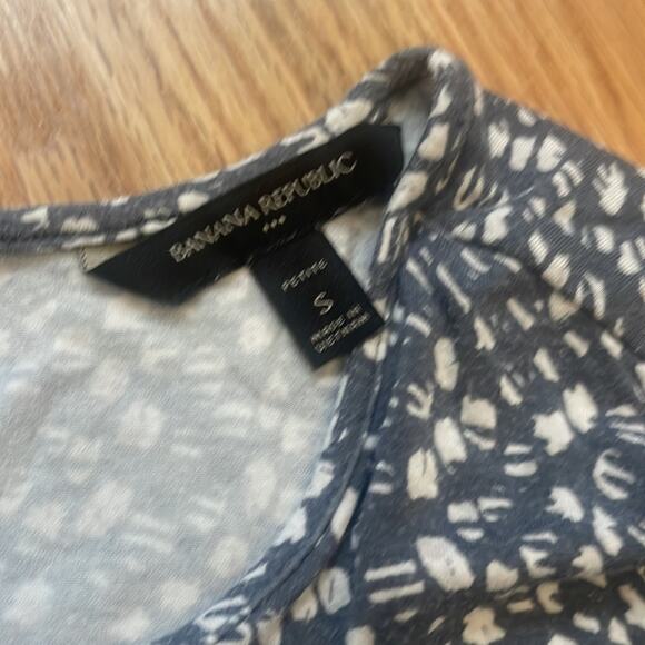 Banana republic factory stretchy printed gray top size small - Picture 4 of 7